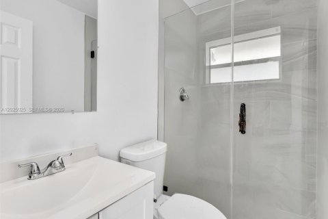 Commercial property in Hollywood, Florida № 2187733 - photo 17