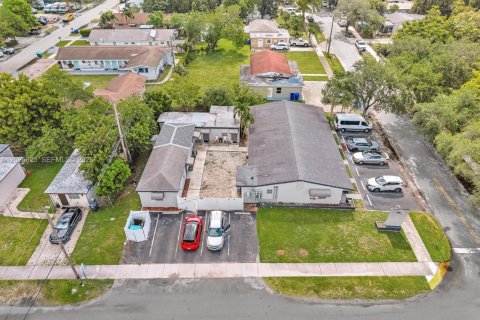 Commercial property in Hollywood, Florida № 2187733