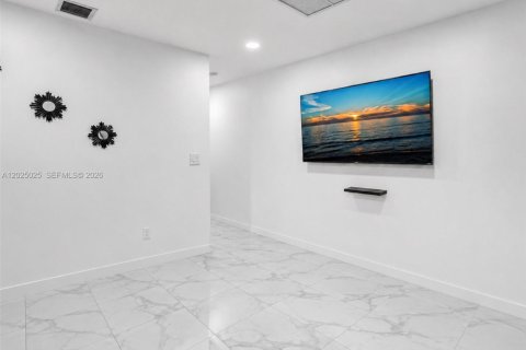 Commercial property in Hollywood, Florida № 2187733 - photo 21