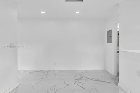 Commercial property in Hollywood, Florida № 2187733 - photo 12