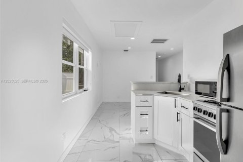 Commercial property in Hollywood, Florida № 2187733 - photo 18