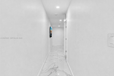 Commercial property in Hollywood, Florida № 2187733 - photo 19