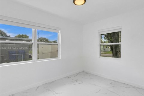 Commercial property in Hollywood, Florida № 2187733 - photo 5