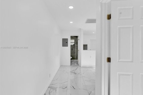 Commercial property in Hollywood, Florida № 2187733 - photo 3