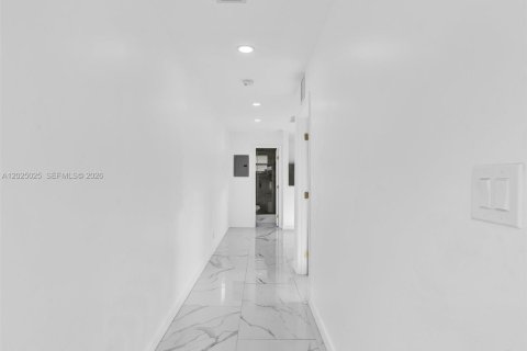 Commercial property in Hollywood, Florida № 2187733 - photo 2