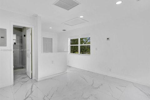 Commercial property in Hollywood, Florida № 2187733 - photo 8