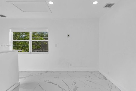 Commercial property in Hollywood, Florida № 2187733 - photo 9