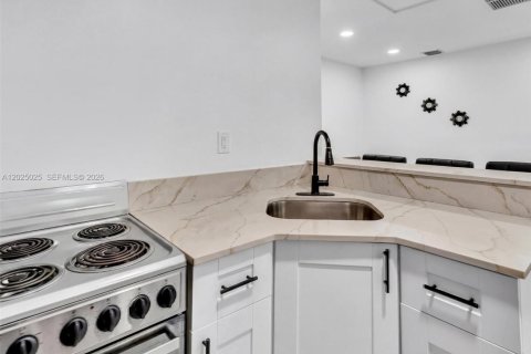 Commercial property in Hollywood, Florida № 2187733 - photo 27