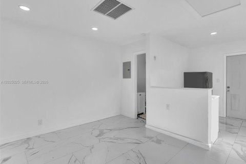 Commercial property in Hollywood, Florida № 2187733 - photo 10