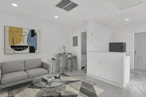 Commercial property in Hollywood, Florida № 2187733 - photo 11