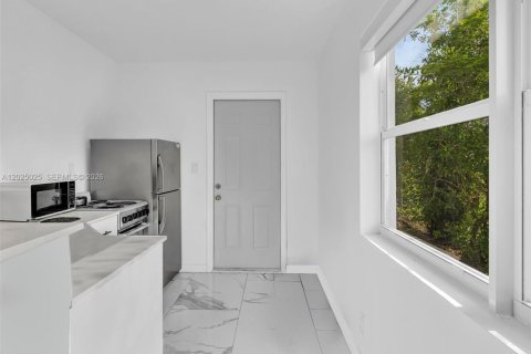 Commercial property in Hollywood, Florida № 2187733 - photo 13