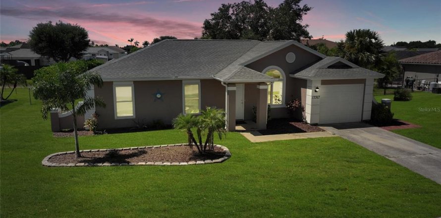 Casa en Port Charlotte, Florida 3 dormitorios, 114.83 m2 № 1918926