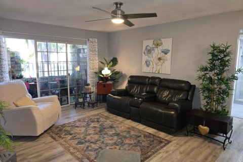 Condo in Miami, Florida, 2 bedrooms  № 2042258 - photo 8