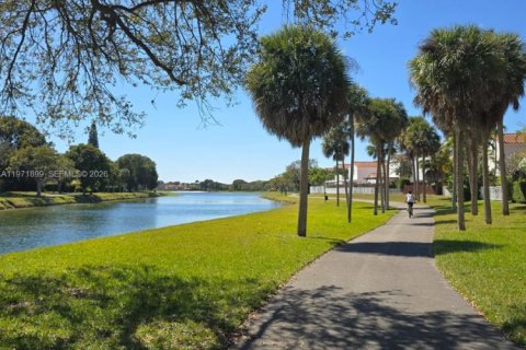 Condo in Miami, Florida, 2 bedrooms  № 2042258 - photo 21