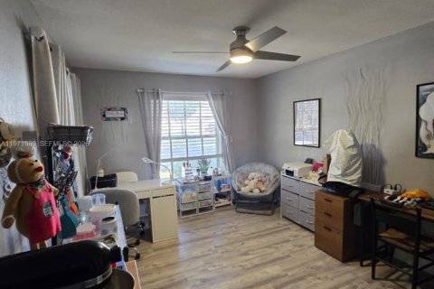 Condo in Miami, Florida, 2 bedrooms  № 2042258 - photo 16