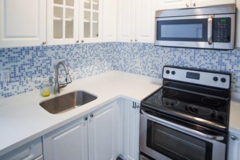 Снять в аренду квартиру в Майами, Флорида 31.12м2, № 2044715 - фото 4