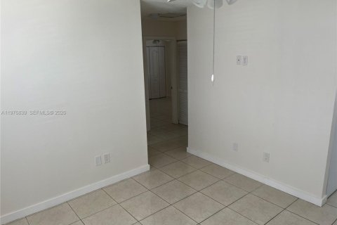 House in Miami, Florida 2 bedrooms, 176.98 sq.m. № 2040617 - photo 4