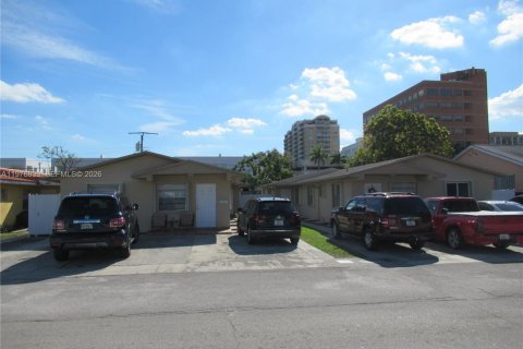 House in Miami, Florida 2 bedrooms, 176.98 sq.m. № 2040617