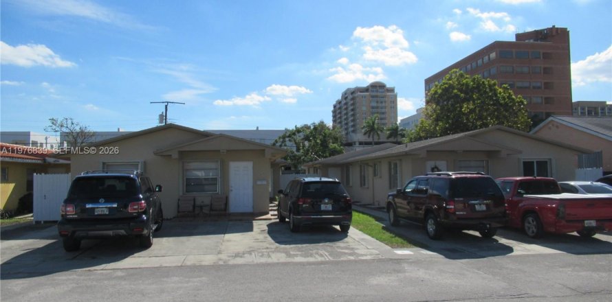 House in Miami, Florida 2 bedrooms, 176.98 sq.m. № 2040617