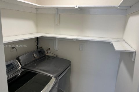 House in Miami, Florida 2 bedrooms, 176.98 sq.m. № 2040617 - photo 8