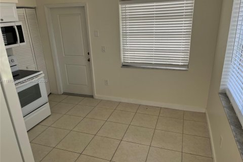 House in Miami, Florida 2 bedrooms, 176.98 sq.m. № 2040617 - photo 3