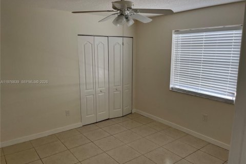 House in Miami, Florida 2 bedrooms, 176.98 sq.m. № 2040617 - photo 7