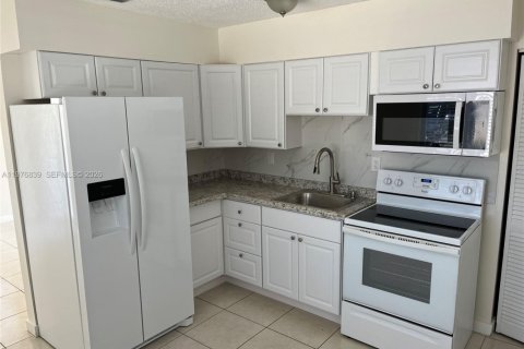 House in Miami, Florida 2 bedrooms, 176.98 sq.m. № 2040617 - photo 2