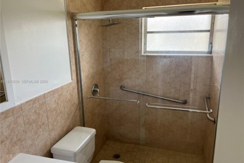 House in Miami, Florida 2 bedrooms, 176.98 sq.m. № 2040617 - photo 5