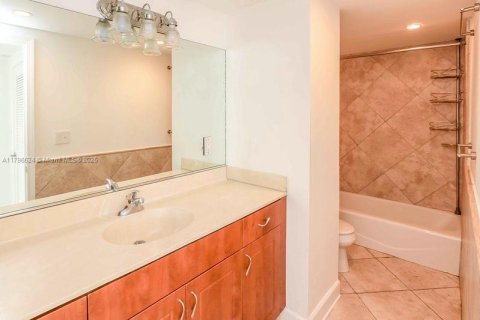 Condo in Miami Beach, Florida, 1 bedroom  № 1960095 - photo 16