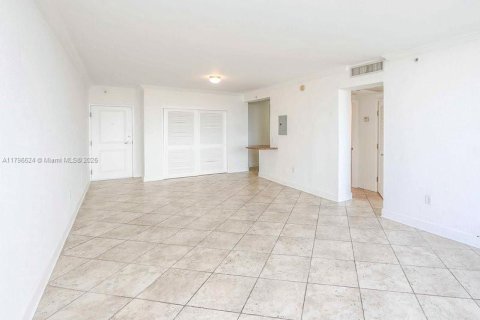 Condo in Miami Beach, Florida, 1 bedroom  № 1960095 - photo 11