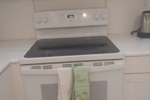 Condo in Surfside, Florida, 1 bedroom  № 2058575 - photo 5