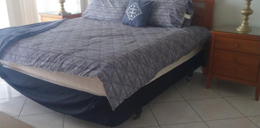 Condo in Surfside, Florida, 1 bedroom  № 2058575