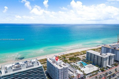 Condo in Surfside, Florida, 1 bedroom  № 2058575 - photo 25