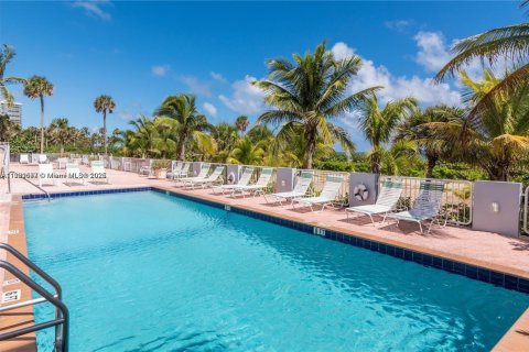 Condo in Surfside, Florida, 1 bedroom  № 2058575 - photo 28