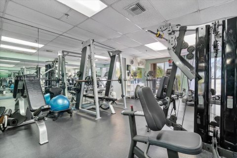 Condo in Surfside, Florida, 1 bedroom  № 2058575 - photo 23