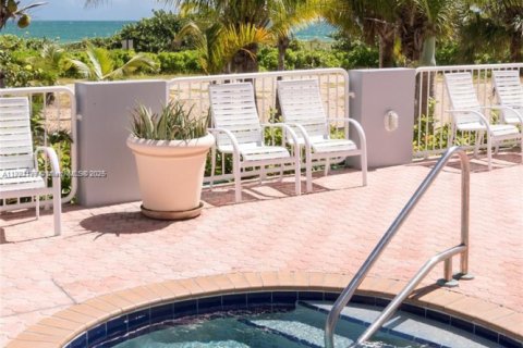 Condo in Surfside, Florida, 1 bedroom  № 2058575 - photo 19