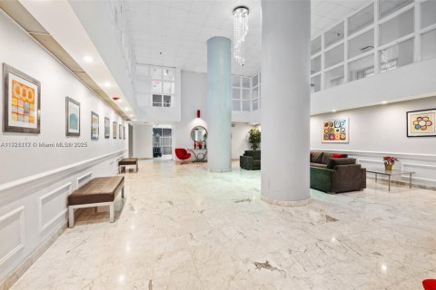 Condo in Surfside, Florida, 1 bedroom  № 2058575 - photo 17