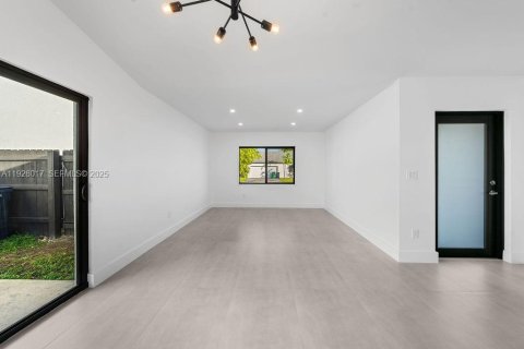 Купить виллу или дом в Майами, Флорида 3 спальни, 115.29м2, № 1984352 - фото 25