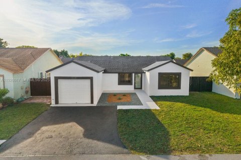 Купить виллу или дом в Майами, Флорида 3 спальни, 115.29м2, № 1984352 - фото 1