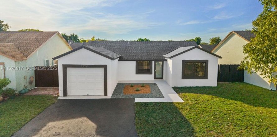 Дом в Майами, Флорида 3 спальни, 115.29м2 № 1984352