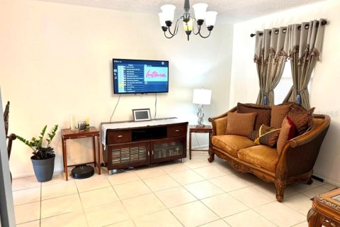 Villa ou maison à vendre à Kissimmee, Floride: 2 chambres, 69.68 m2 № 2195851 - photo 2