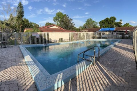 Villa ou maison à vendre à Kissimmee, Floride: 2 chambres, 69.68 m2 № 2195851 - photo 17