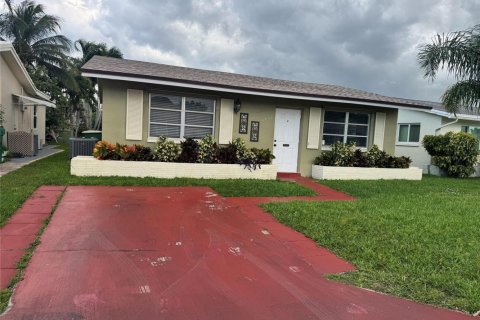 House in Tamarac, Florida 2 bedrooms, 93.55 sq.m. № 2250172 - photo 2