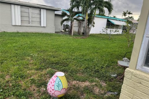 House in Tamarac, Florida 2 bedrooms, 93.55 sq.m. № 2250172 - photo 5