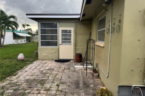 House in Tamarac, Florida 2 bedrooms, 93.55 sq.m. № 2250172 - photo 6