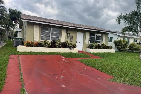 House in Tamarac, Florida 2 bedrooms, 93.55 sq.m. № 2250172 - photo 17