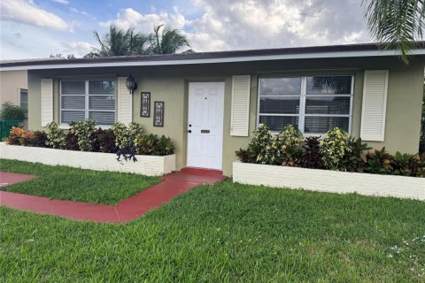 House in Tamarac, Florida 2 bedrooms, 93.55 sq.m. № 2250172