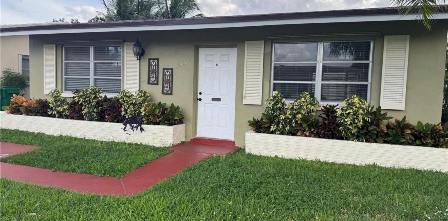 House in Tamarac, Florida 2 bedrooms, 93.55 sq.m. № 2250172