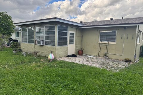 House in Tamarac, Florida 2 bedrooms, 93.55 sq.m. № 2250172 - photo 4