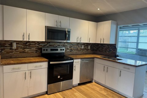 House in Tamarac, Florida 2 bedrooms, 93.55 sq.m. № 2250172 - photo 15